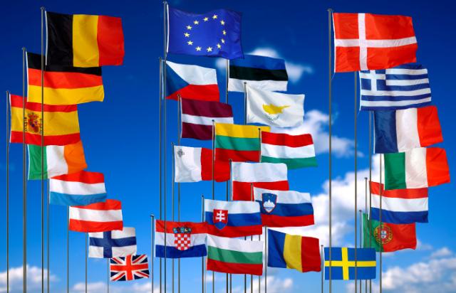 Drapeaux des Etats membre de l'Union européenne à 28 pays et drapeau européen (au 1er juillet 2013)