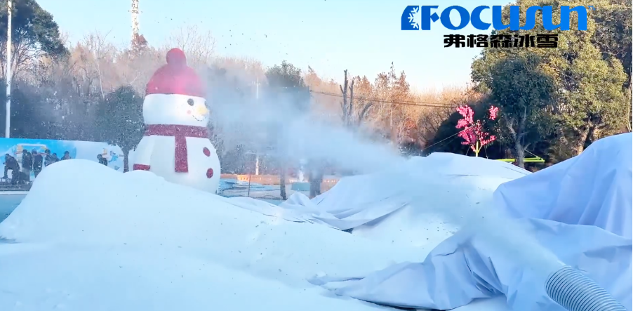 High-quality artificial snow with natural texture produced by snow making machine