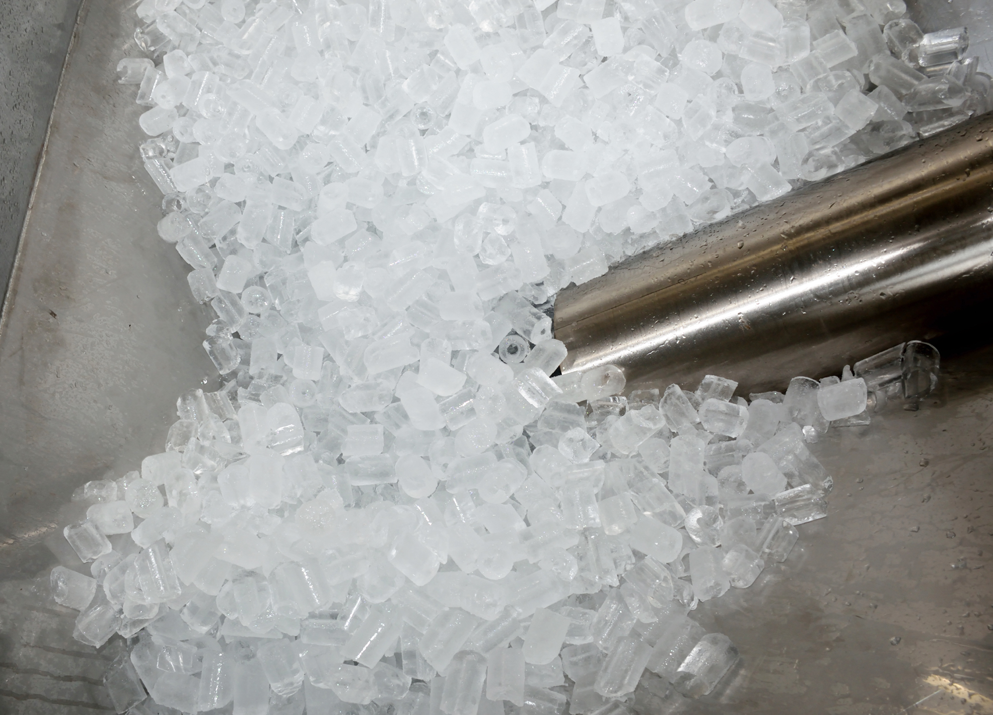 Crystal clear food grade tube ice with hollow structure and slow melting