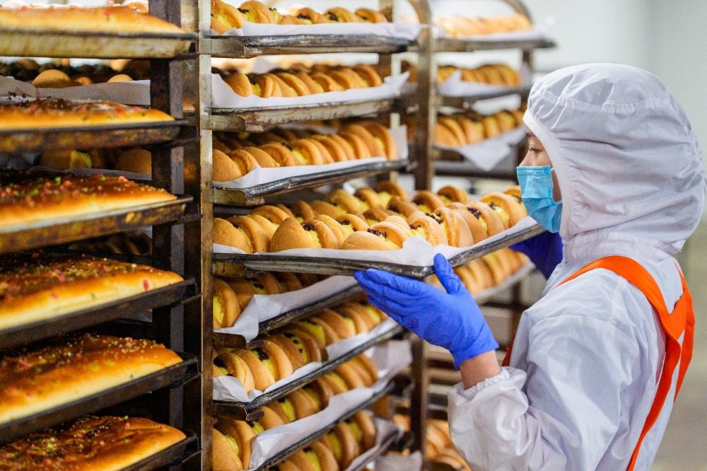 Vacuum cooling system used in bread and bakery product processing