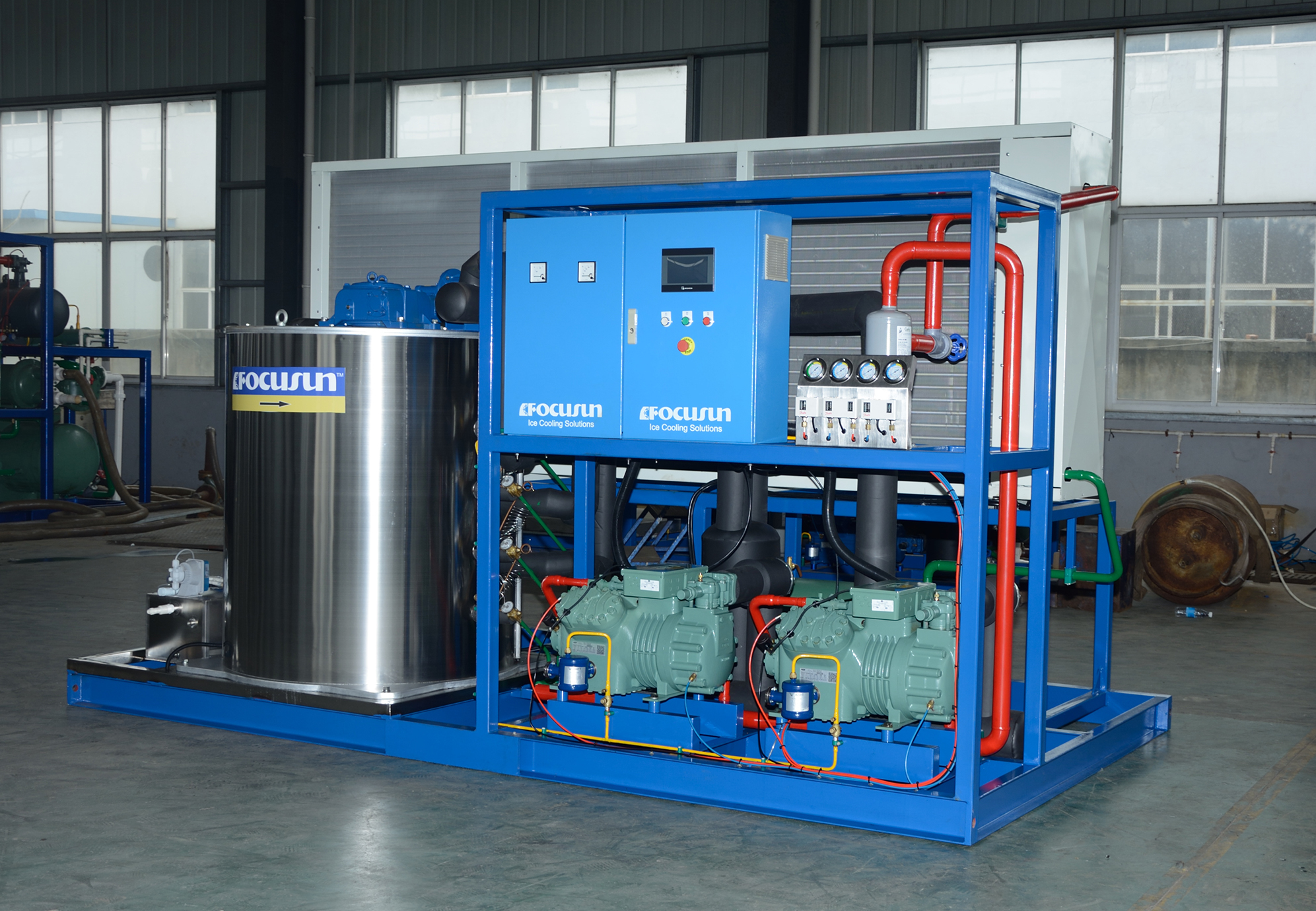 High-efficiency flake ice machine designed for seafood processing and cold chain cooling