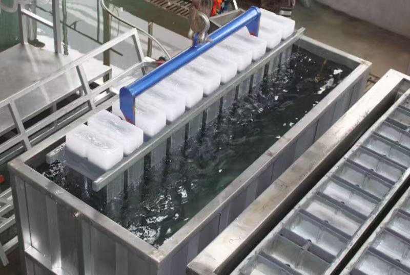 Focusun brine system block ice machine featuring a stainless steel tank and durable ice cans for large-scale industrial logistics.