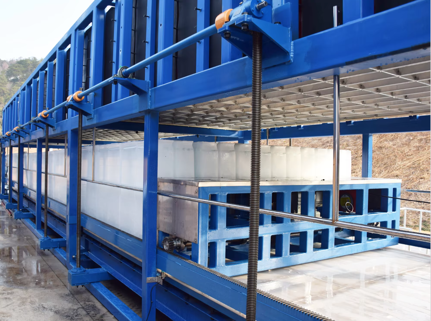 Large ice blocks (10-100 kg) for concrete hydration temperature control on construction site