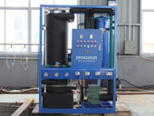 Space-saving ice tube making machine