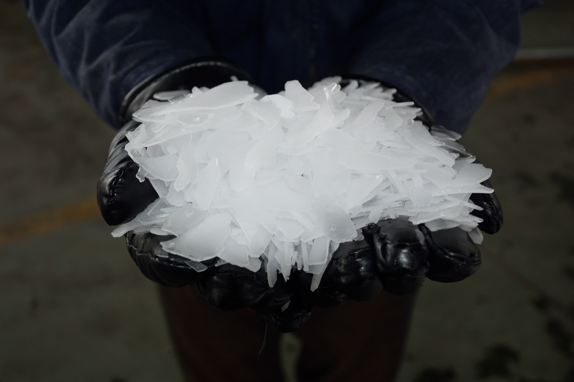 High-quality flake ice with thin, dry structure for rapid and even cooling